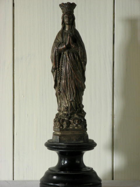 フランス製 「奇跡の泉 ルルド」のアンティーク 聖母マリア像 木製台座